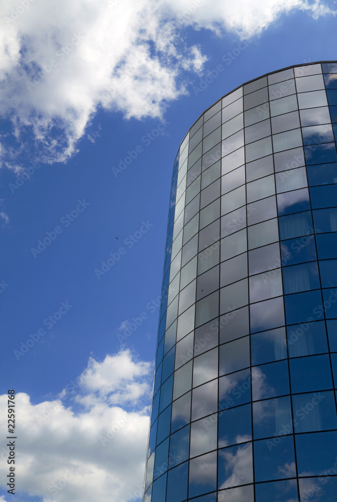 现代办公楼与蓝天倒影