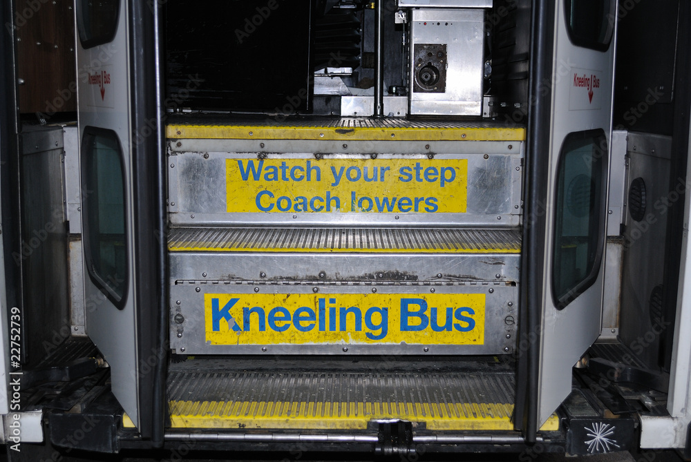 小心你的跨步教练降低跪公交车
