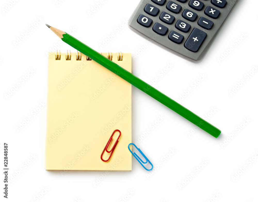 白色背景的笔记本、铅笔和计算器