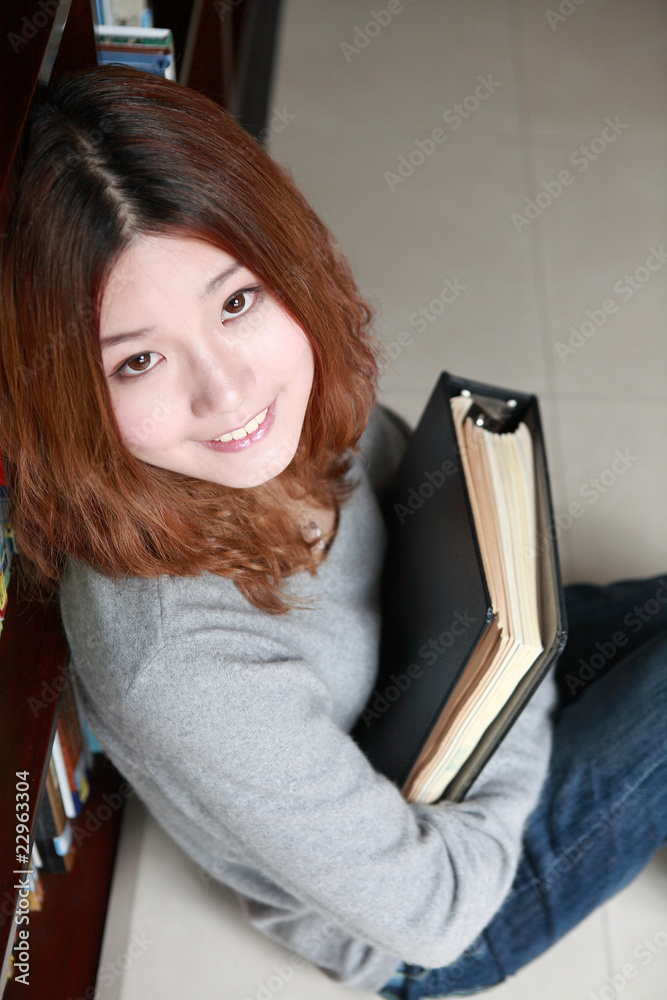 图书馆里的年轻亚洲女孩