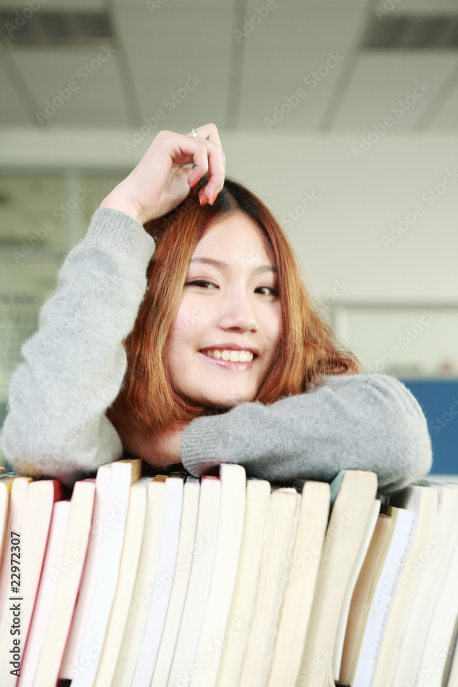 图书馆里有书的亚洲女孩