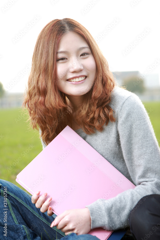 一个在草地上看书的愚蠢女孩