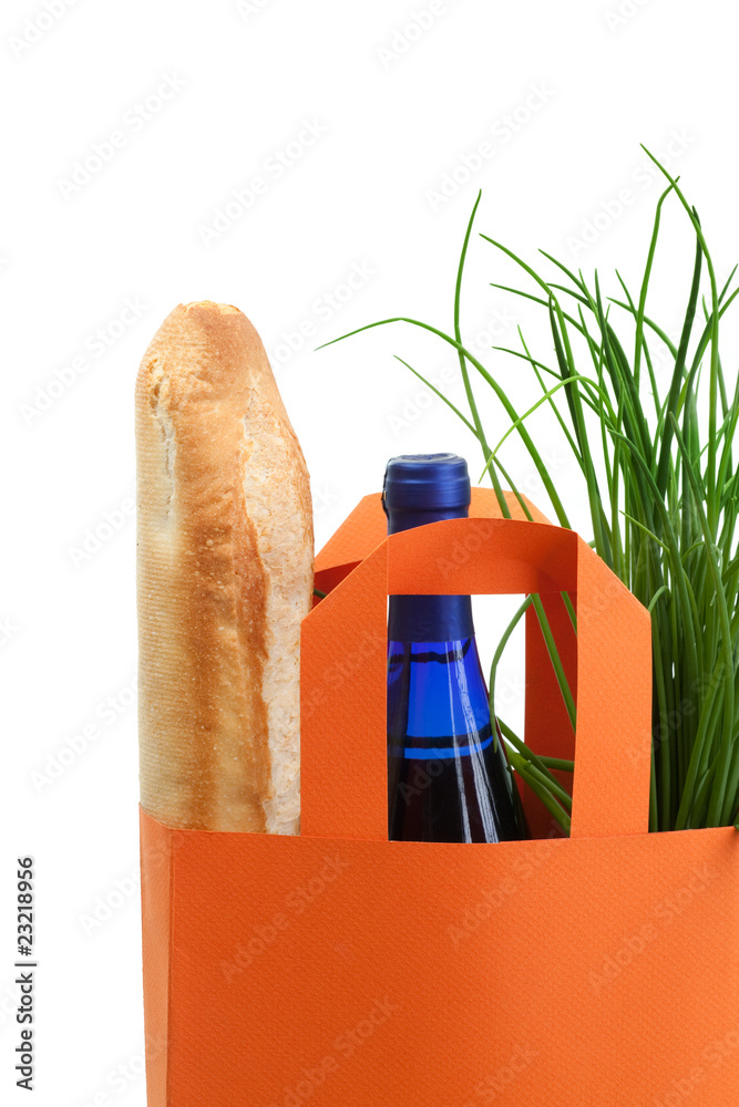 装有绿色蔬菜、法棍面包和酒瓶的袋子