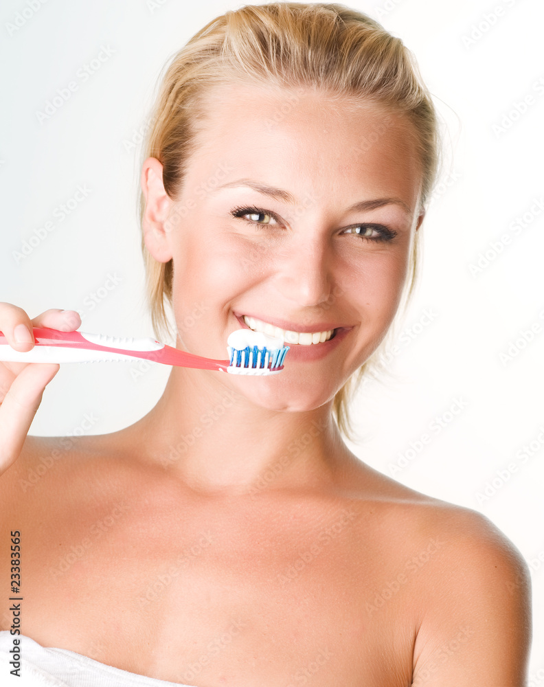 美丽的女孩刷牙