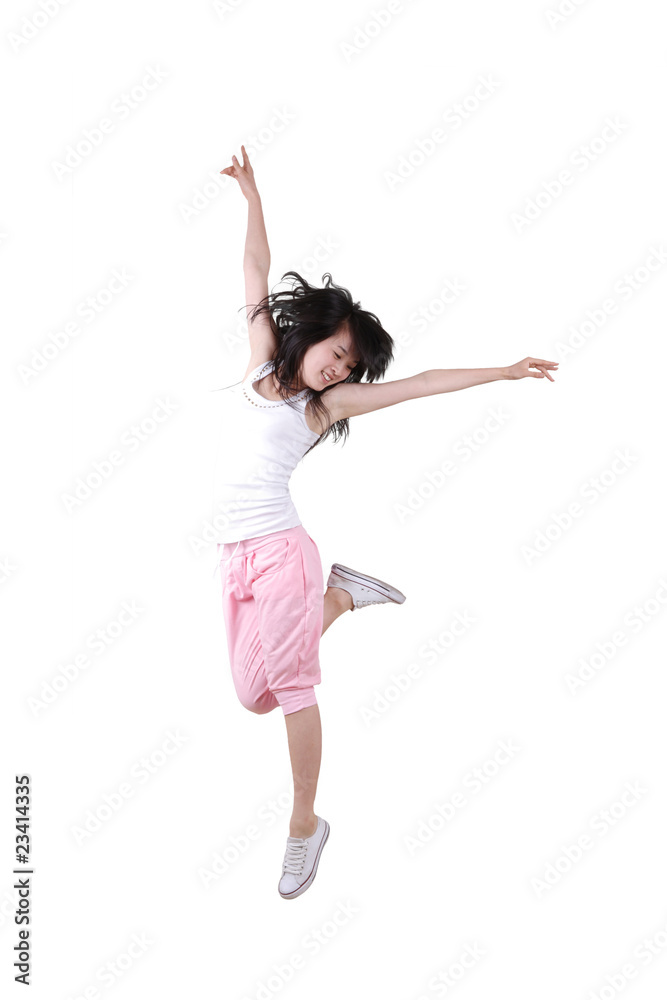 女孩在白色背景下独自跳跃。