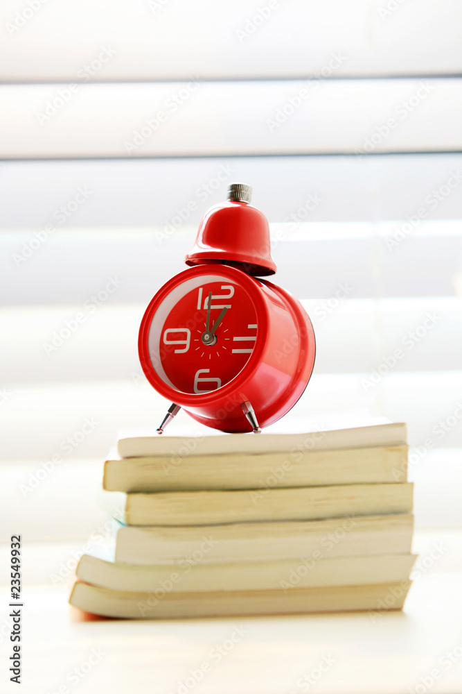 书本上的红色传统闹钟