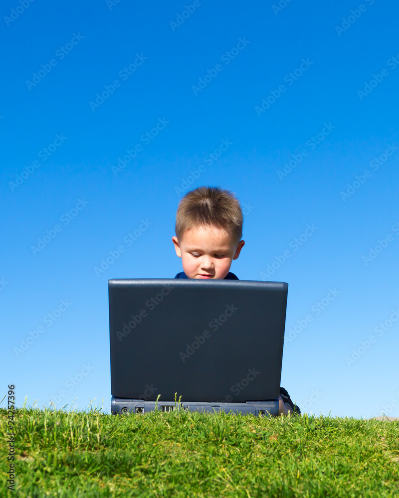 男孩玩笔记本电脑