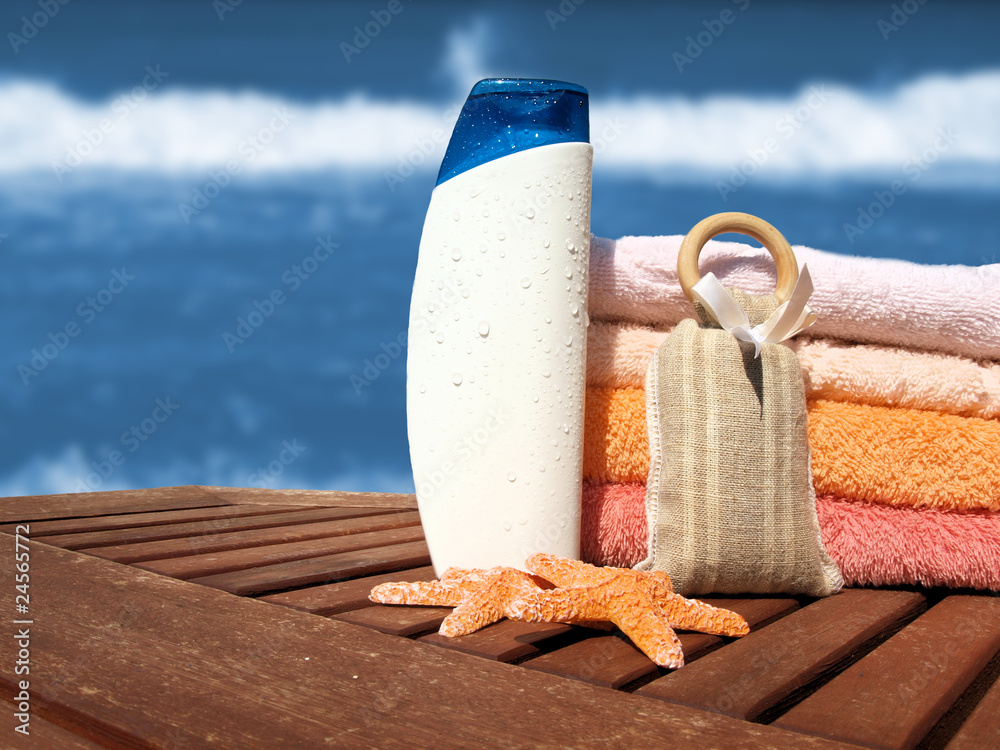 带乳液和毛巾的海滩概念