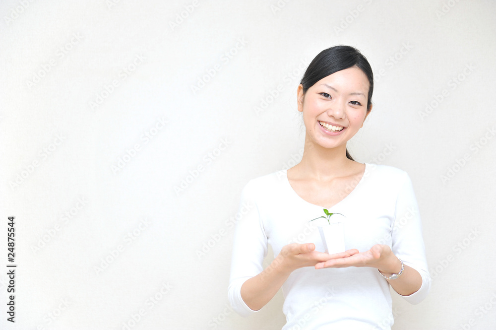 抱着一株小植物的日本女孩