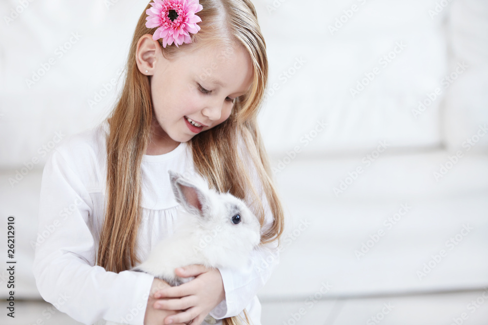 小女孩和白兔