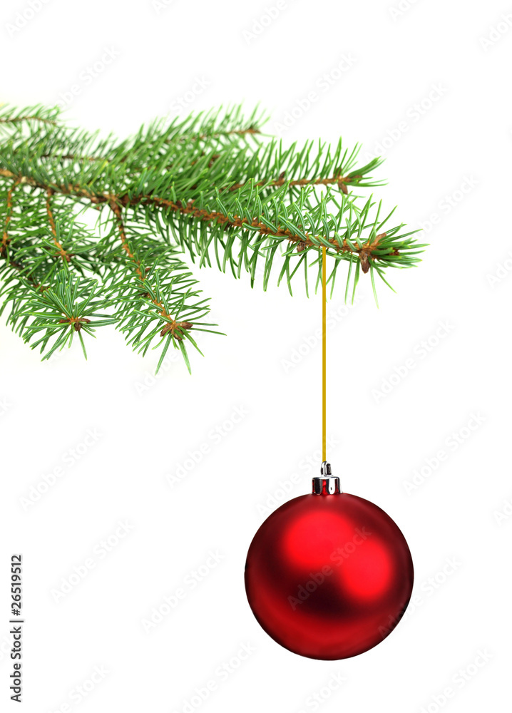 绿色云杉树枝上的圣诞球