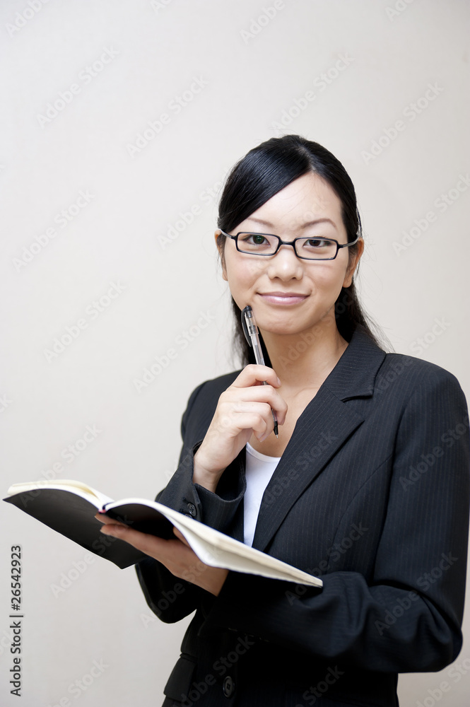 日本商业女性拿笔记本的画像