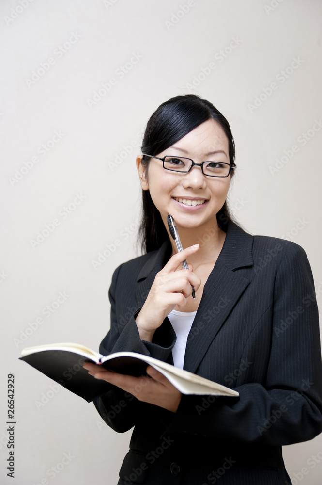 日本商业女性拿笔记本的画像