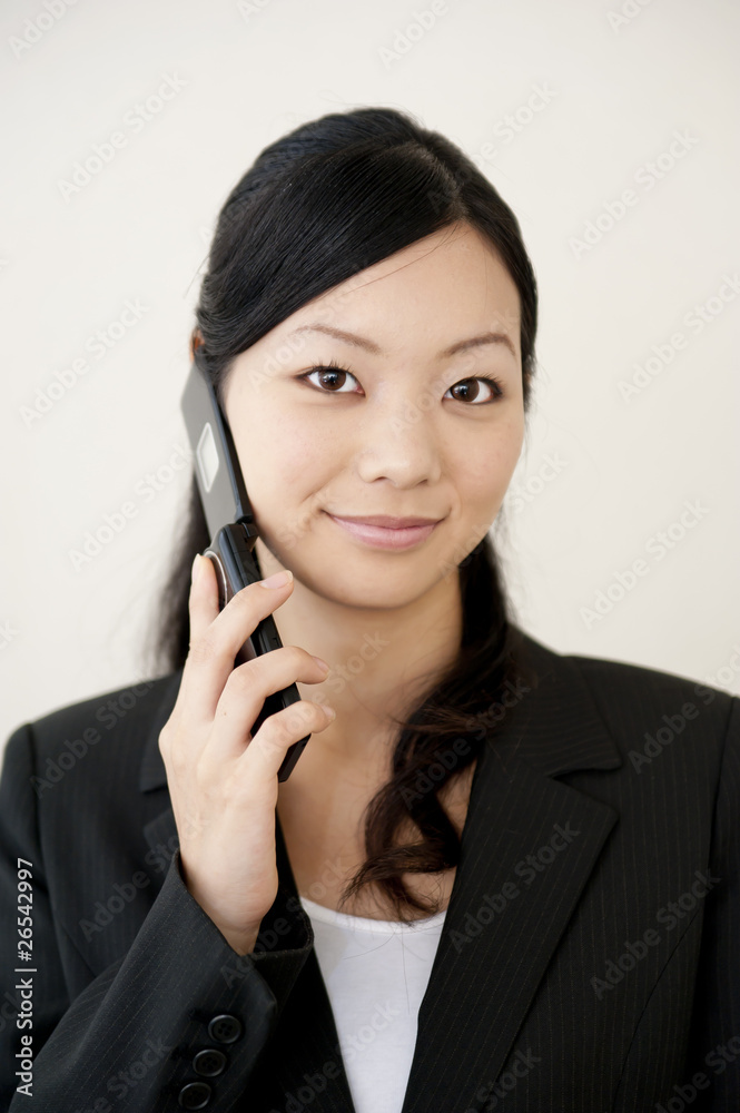 日本商业女性在手机上讲话的肖像