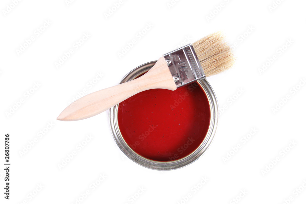 白色背景上隔离的带刷子的红色油漆罐
