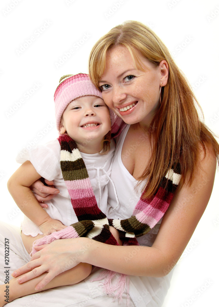 母亲带着女婴戴着冬天的羊毛帽子和围巾