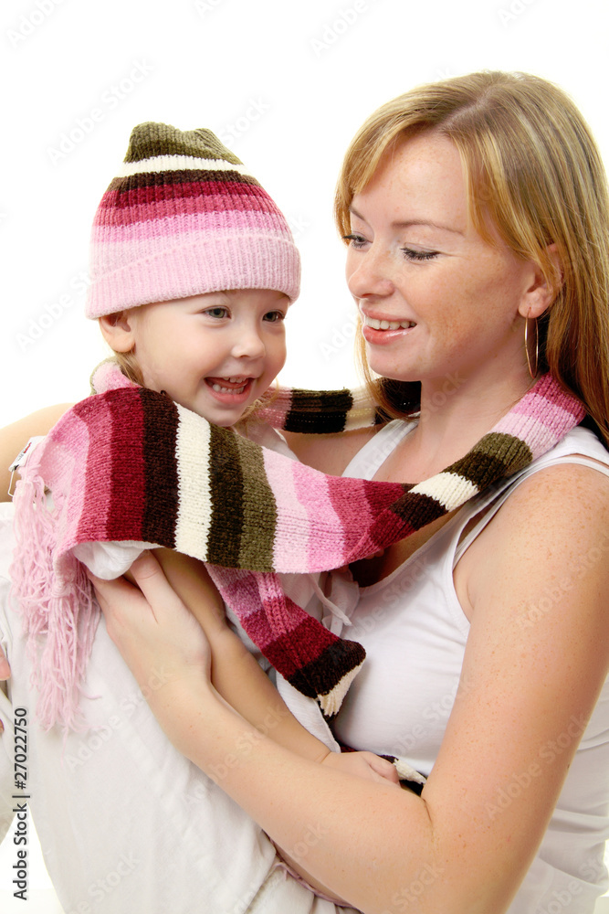 妈妈带着女婴戴着冬天的羊毛帽子和围巾