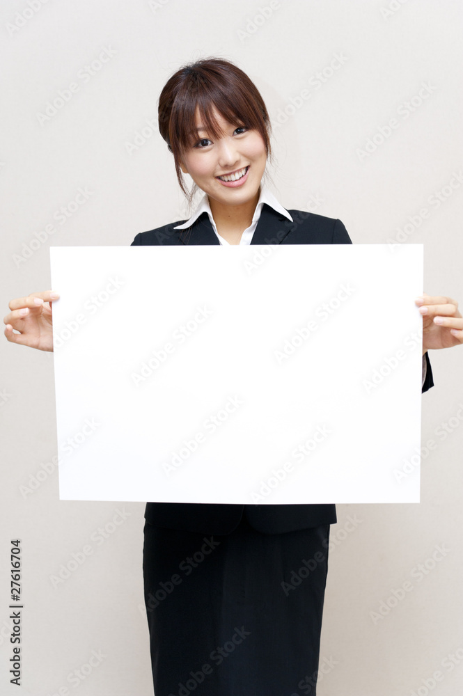 年轻商业女性拿着一块空白白板的画像