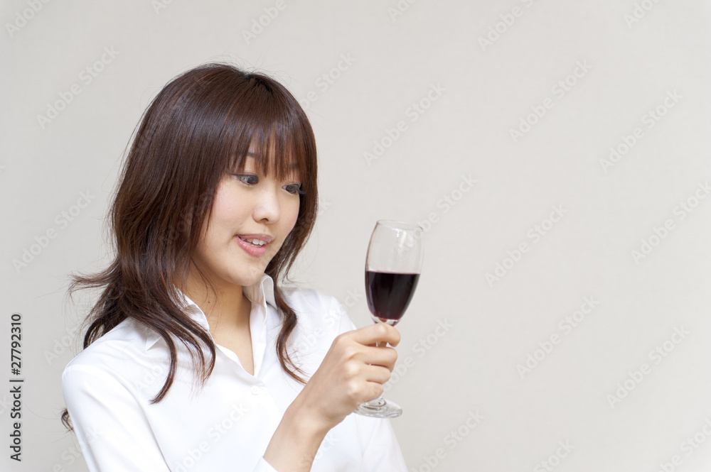 一幅年轻女子拿着红酒的画像