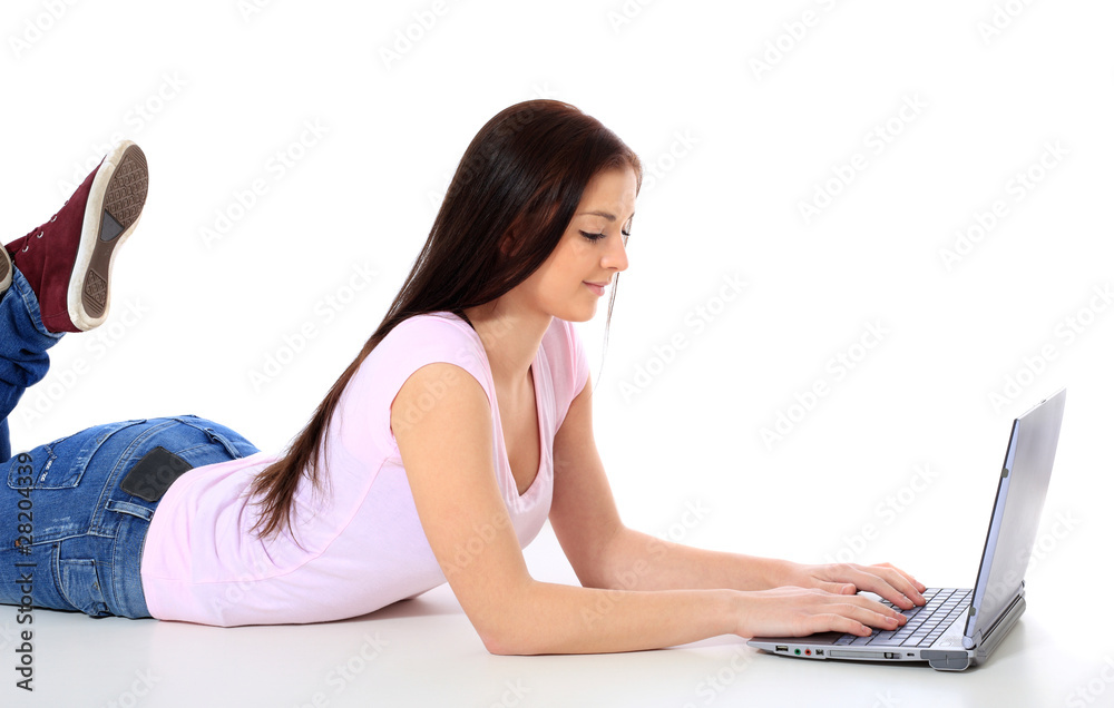 Attraktives Mädchen mit Notebook Computer