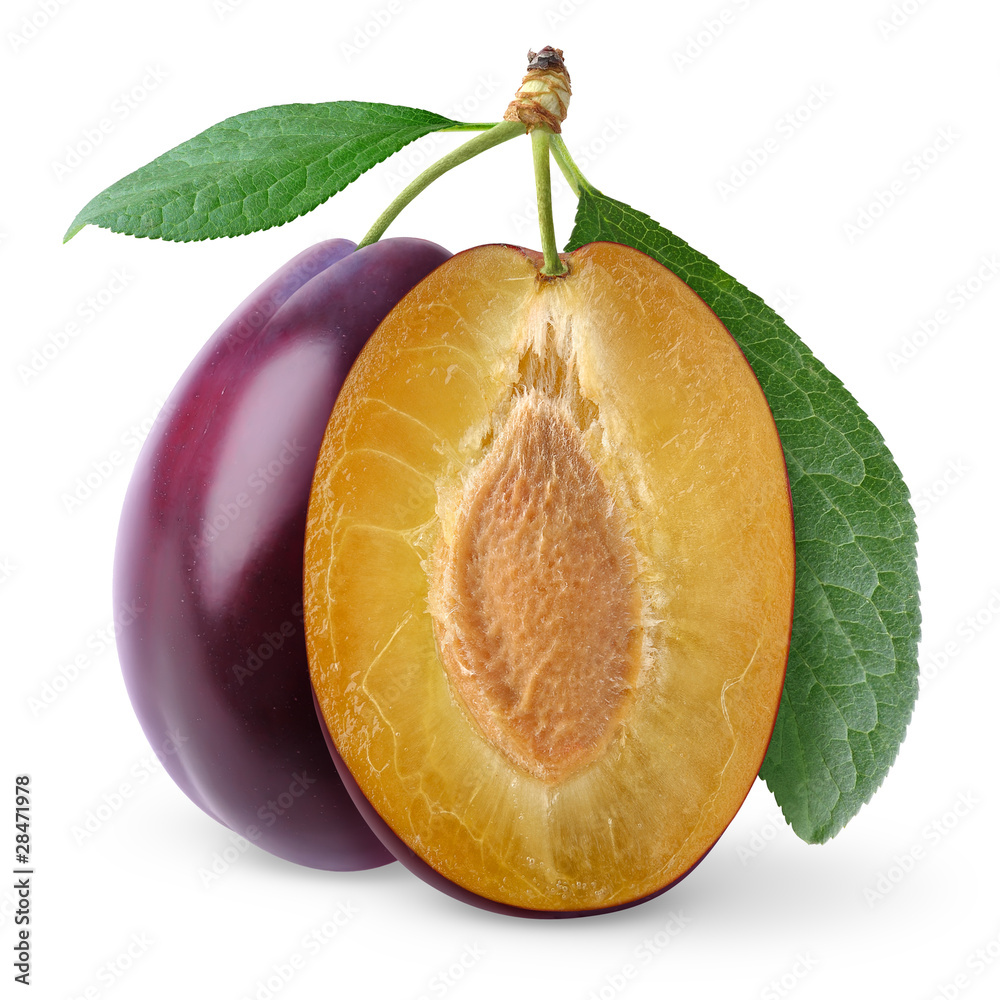 孤立的李子。两个紫色李子，一个完整的，一个半，白色背景上分离的坚果