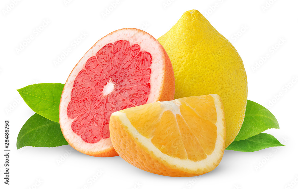 隔离的柑橘类水果。柠檬类水果，一半粉红色葡萄柚和橙色楔形物隔离在白色背部
