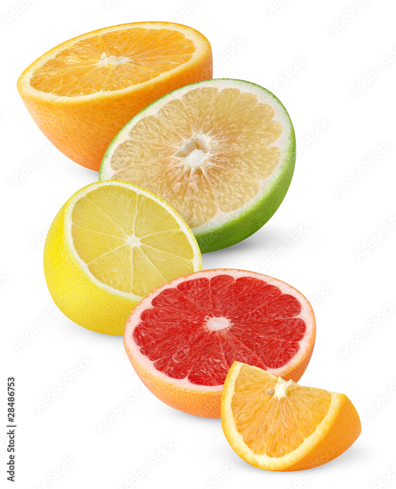 分离的柑橘类水果。在白色背景上分离成一排的橙子、柠檬和葡萄柚