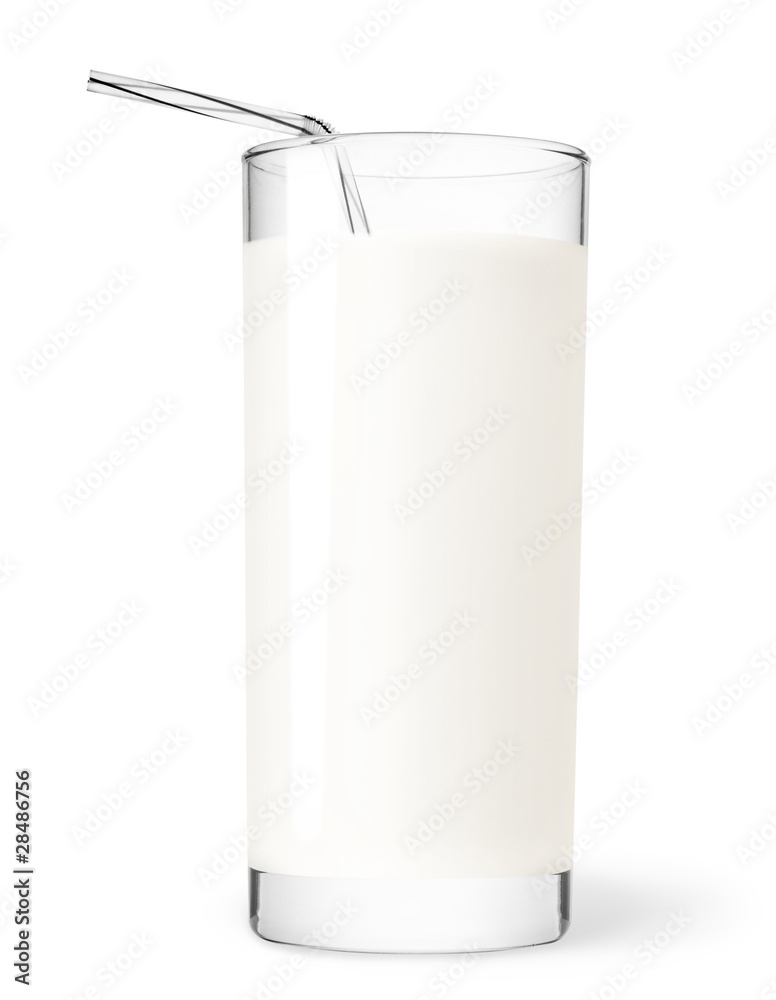 隔离饮料。一整杯鲜奶，里面有吸管，在白底上隔离