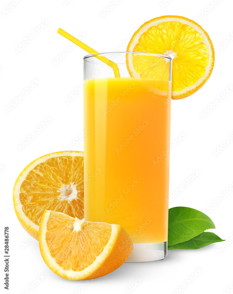 隔离饮料。一杯橙汁和切好的橙色水果在白底上隔离
