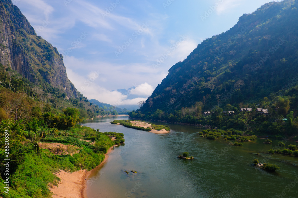 老挝北部廊桥河