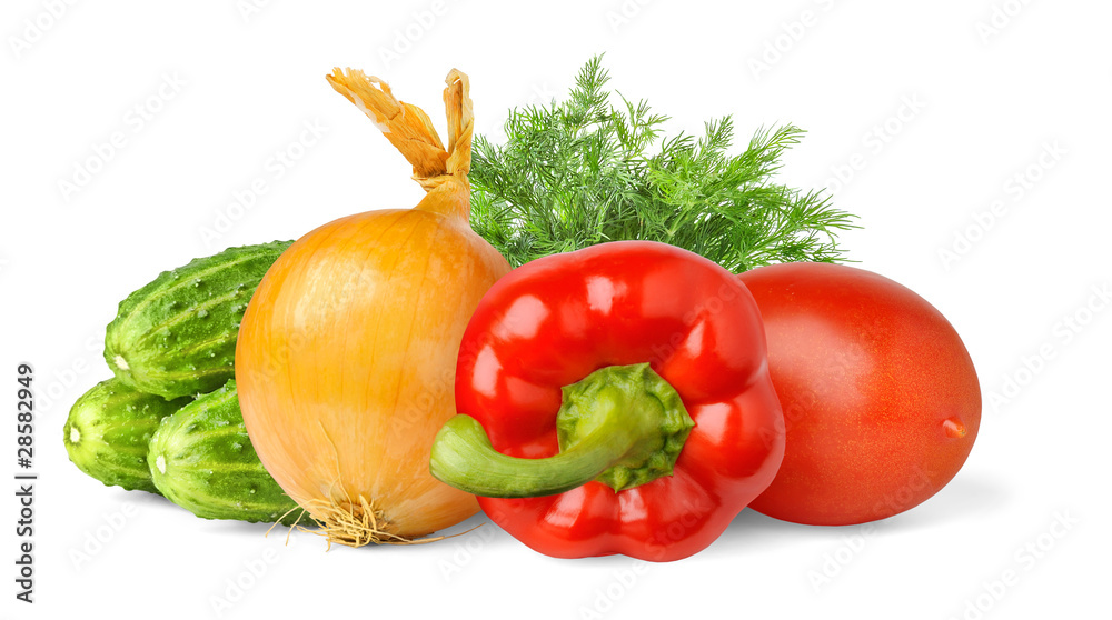 隔离蔬菜。新鲜黄瓜、洋葱、红甜椒、李子番茄和白果隔离