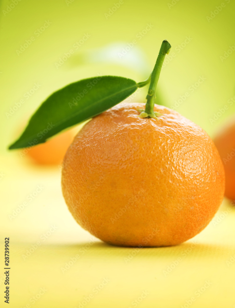 带叶子的成熟橘子