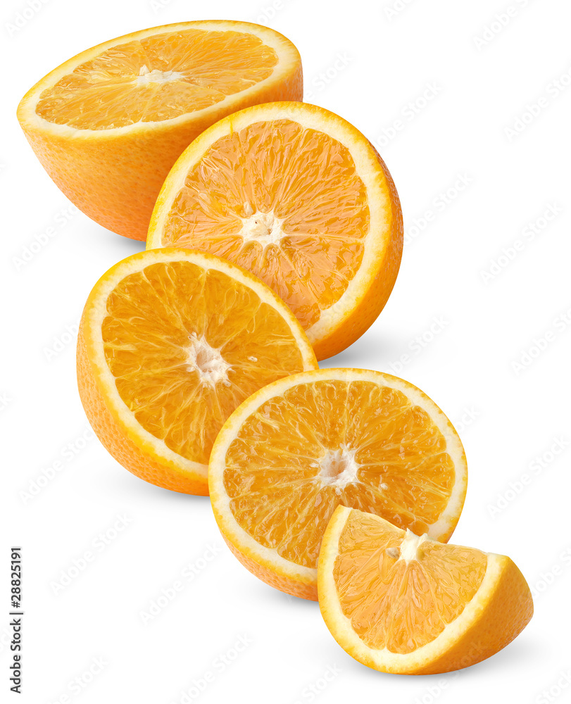 孤立的橙色。在白色背景上孤立的一排橙色水果