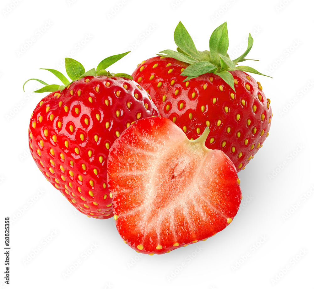 孤立的草莓。三个草莓果实，一个在白底上切成两半