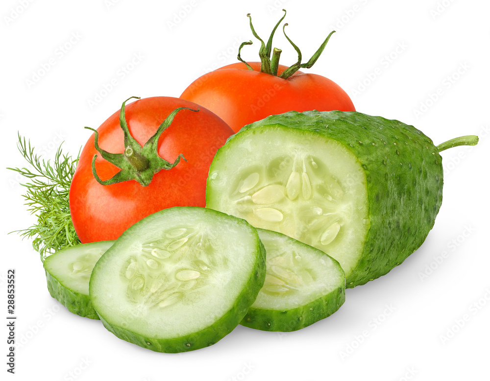 隔离蔬菜。新鲜西红柿和切好的黄瓜在白底上隔离