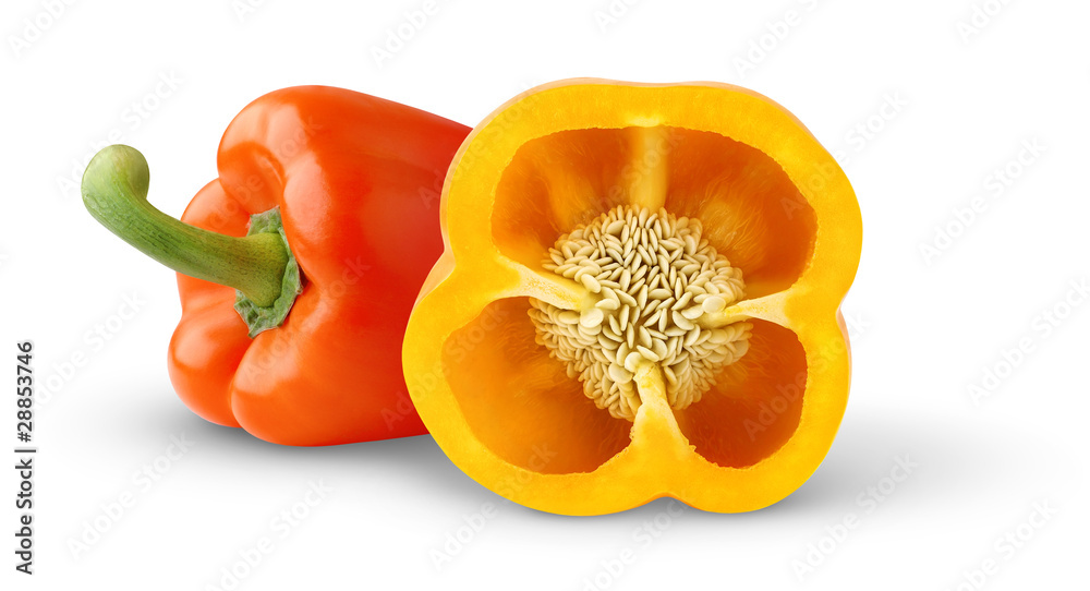 隔离辣椒。两个黄色和橙色的甜椒在白底上隔离