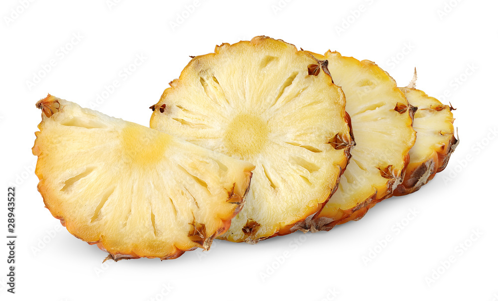 隔离菠萝片。三片隔离在白色背景上的菠萝