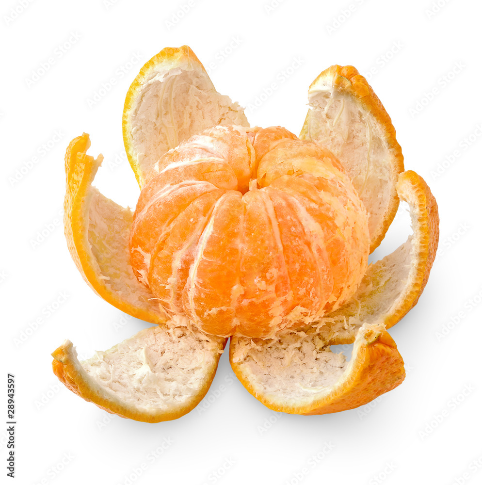 分离的橘子。一个在白色背景上分离的去皮橘子或柑橘果实