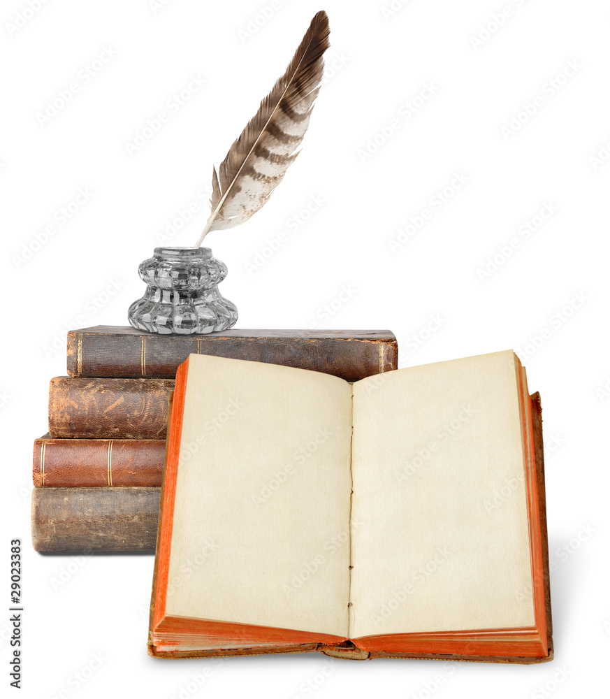 孤立的书。打开一本空白页的书，一摞旧书和墨水架，墨水架上有隔离的羽毛笔。
