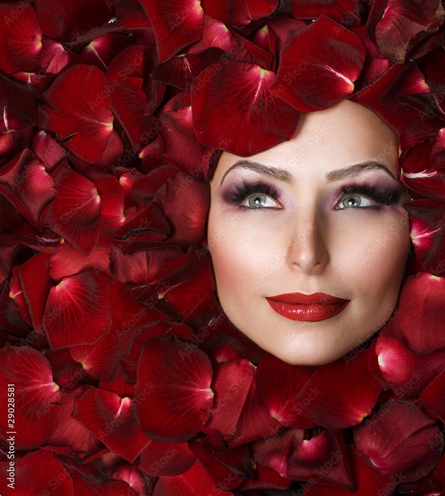 美丽的女人脸和玫瑰花瓣