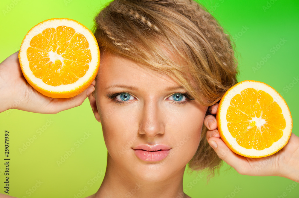 多汁的橙子和美丽的女人