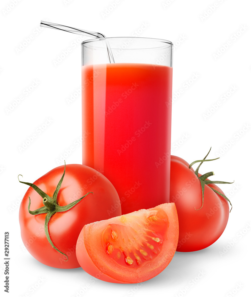 隔离饮料。一杯番茄汁和切好的新鲜番茄在白底上隔离