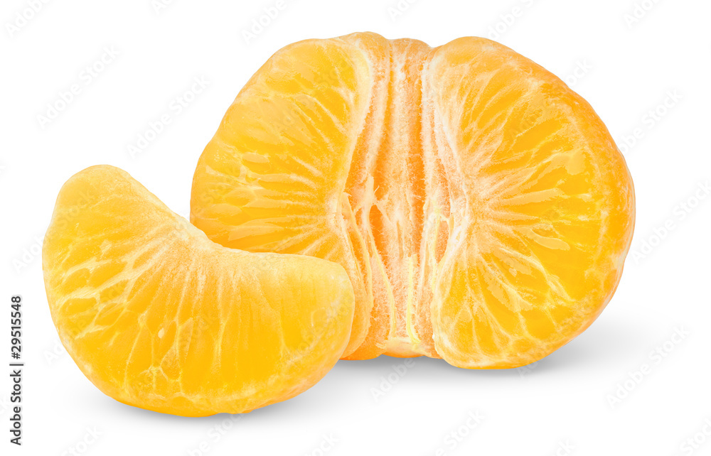 分离的橘子。在白色背景上分离的去皮橘子或橙色水果的一半