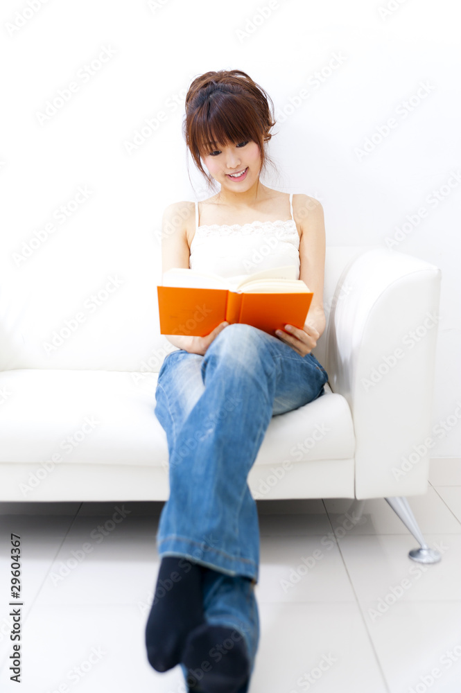 一位亚洲美女领衔一本书的画像