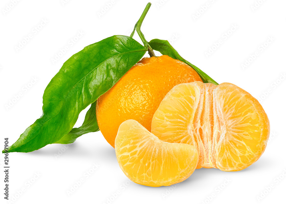 分离的柑橘类水果。在白色背景上分离的完整和去皮的橘子或克莱门汀