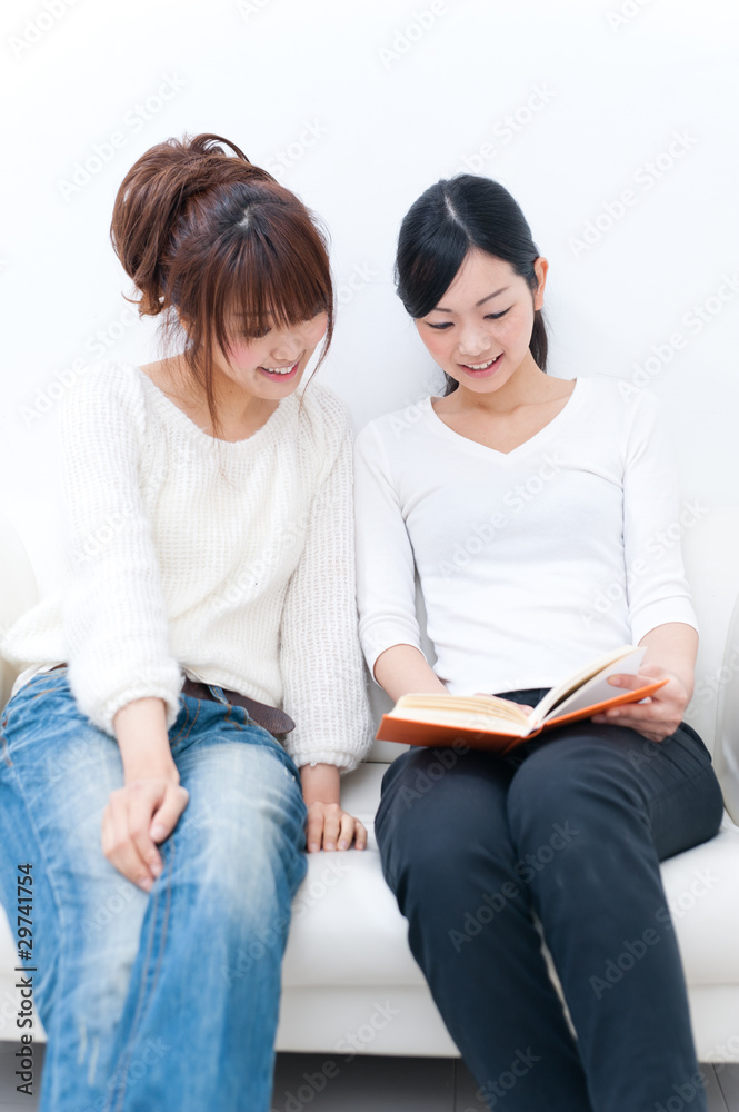 两个美丽的亚洲女人在读书