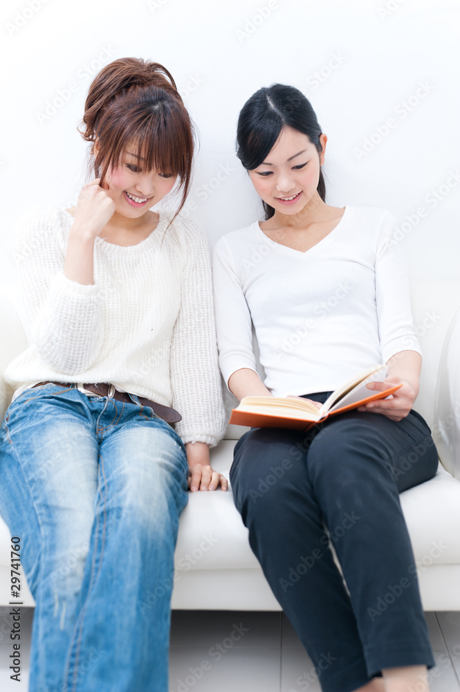 两个美丽的亚洲女人在读书