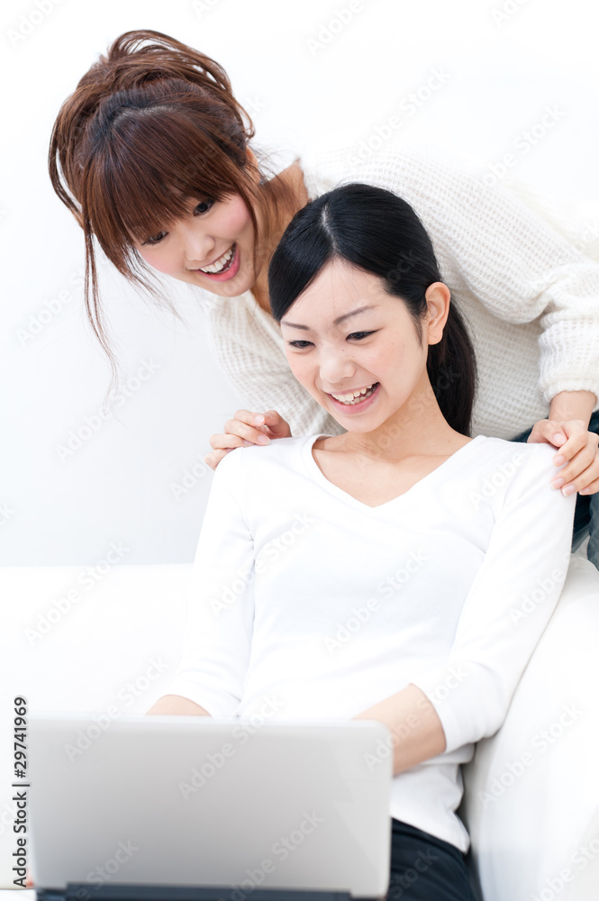 两位亚洲美女在沙发上放松