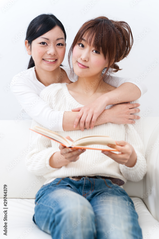 两个亚洲美女在看书