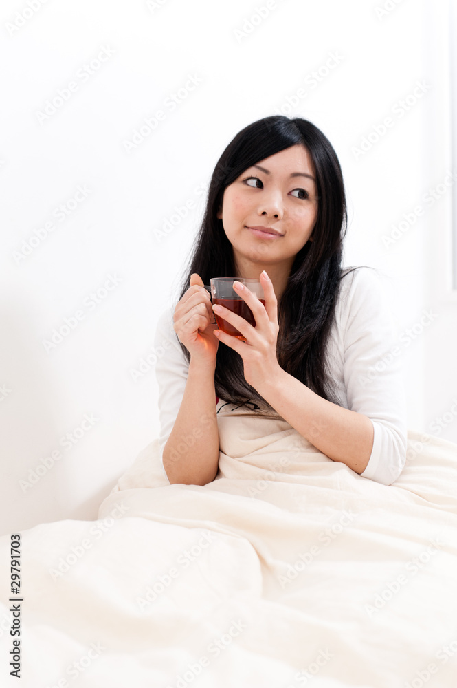 亚洲美女在床上喝茶